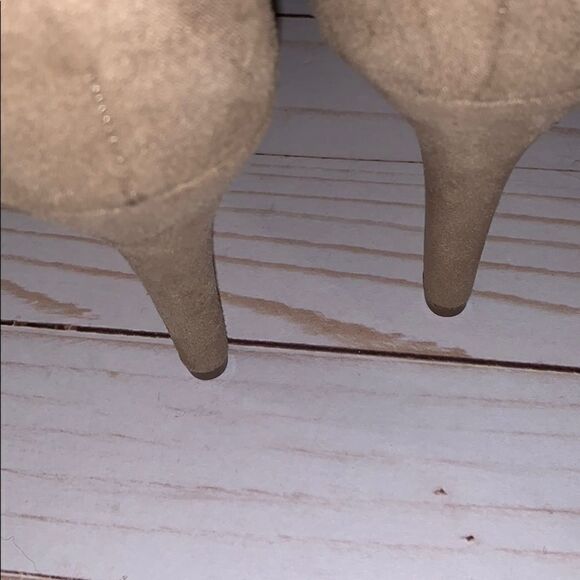 Just Fabulous 8 1/2 Taupe heels - Picture 3 of 4
